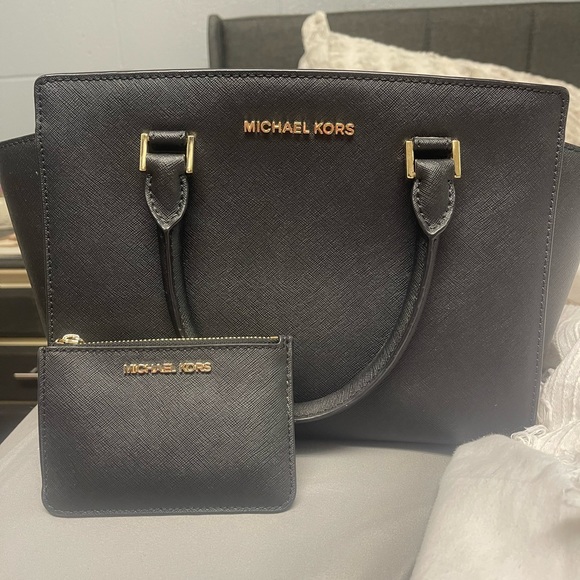 Michael Kors Handbags - Black Michael Kors purse & key wallet
